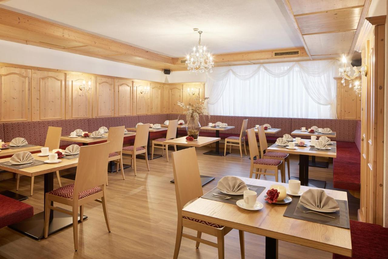 Hotel Table Corvara In Badia Esterno foto