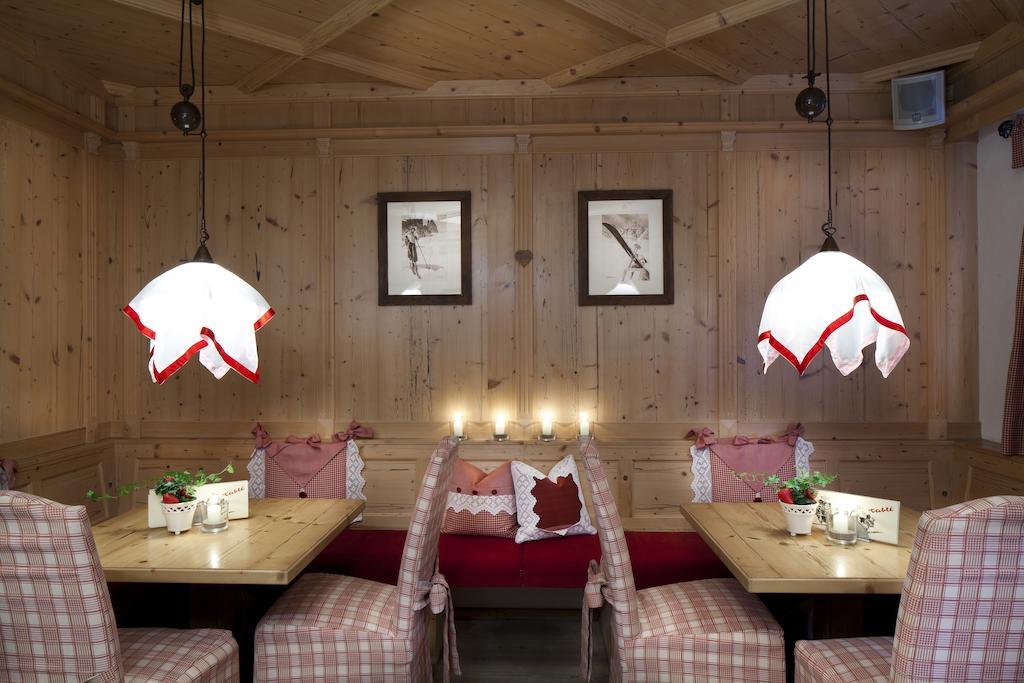 Hotel Table Corvara In Badia Esterno foto